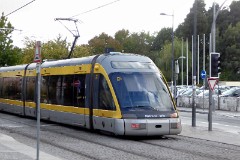 Metro do Porto Bombardier Flexity-Outlook tram (Line D) at IPO, Rua Dr. António Bernardino de Almeida, 12. October 2016