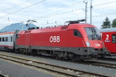 ÔBB 1016 012-7, Villach, 28. July 2014.  These Locomotves are a modification of the Siemens built class/baureihe 152 from Deutsche Bahn. These locomotives are fitted with a dual-frequency system, allowing them to be used not only in Austria, Germany and Switzerland, but also in Hungary, czech Republic and Slovakia.