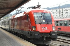 ÔBB  1116 075-1, Innsbruck Hauptbahnhof, 20. July 2007.  These Locomotves are a modification of the Siemens built class/baureihe 152 from Deutsche Bahn. These locomotives are fitted with a dual-frequency system, allowing them to be used not only in Austria, Germany and Switzerland, but also in Hungary, czech Republic and Slovakia.