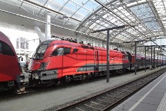 ÔBB RailJet 1116 243-7, Salzburg Hauptbahnhof, 24. July 2014.  These Locomotves are a modification of the Siemens built class/baureihe 152 from Deutsche Bahn. These locomotives are fitted with a dual-frequency system, allowing them to be used not only in Austria, Germany and Switzerland, but also in Hungary, czech Republic and Slovakia.