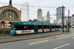 S-Wagen der VGF, Frankfurt am Main, Hauptbahnhof, 2. April 2016. Baujahr der S-Wagen 2003 bis 2007. Hersteller: Bombardier Transportation
